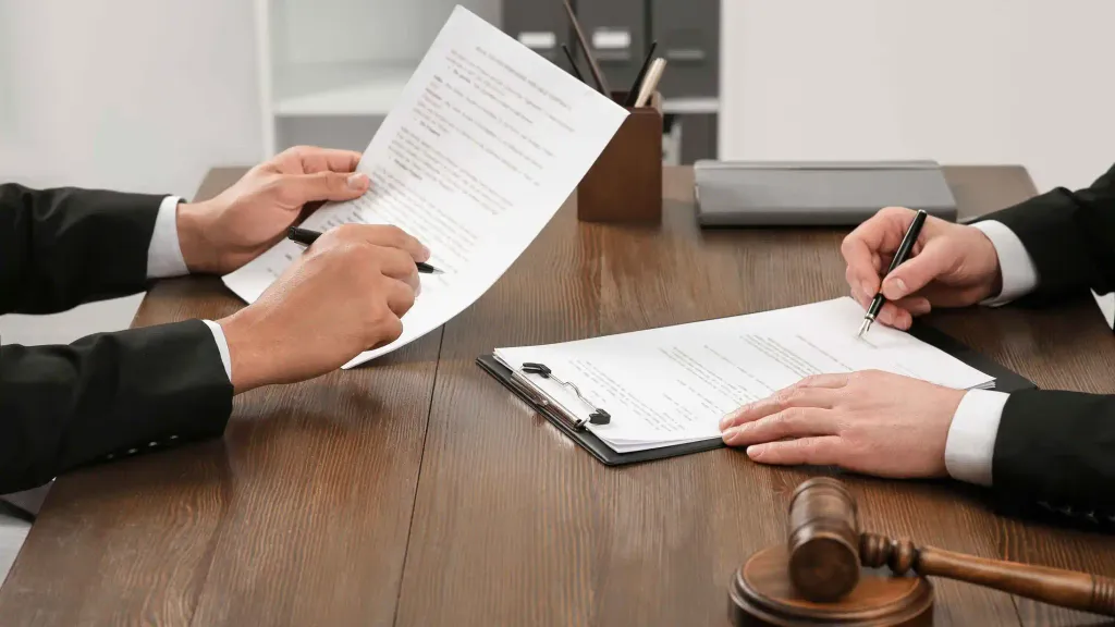 Cómo Evitar Problemas Legales en Contrataciones Profesionales