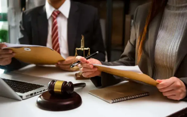Firma de poderes judiciales en Ecuador